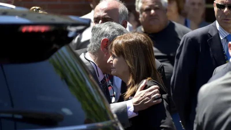  La llegada de Bullrich al velatorio (Foto: Gustavo Gavotti)