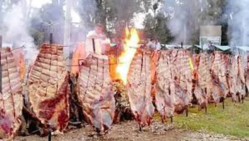 Costillares que son un manjar en la fiesta que prepara Vivoratá. (Foto: Fiesta Provincial del Costillar)