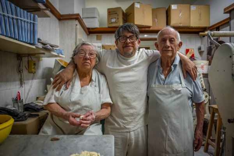 Lila, Luis y Julio atienden la fábrica de pastas ubicada sobre la calle Conde al 700 (Foto: Nicolás González).