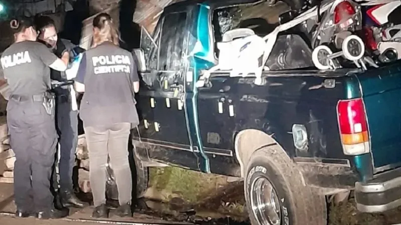 El lateral de la camioneta tenía al menos 10 impacto de bala Foto: NA