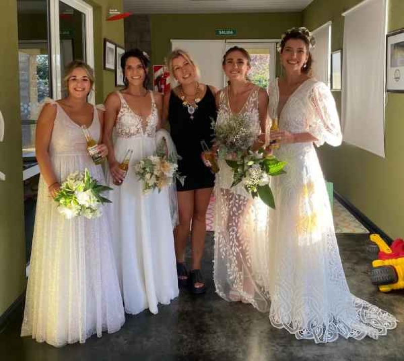 Las cuatro amigas el día de su casamiento. (Foto: gentileza Eliana Eguillor)