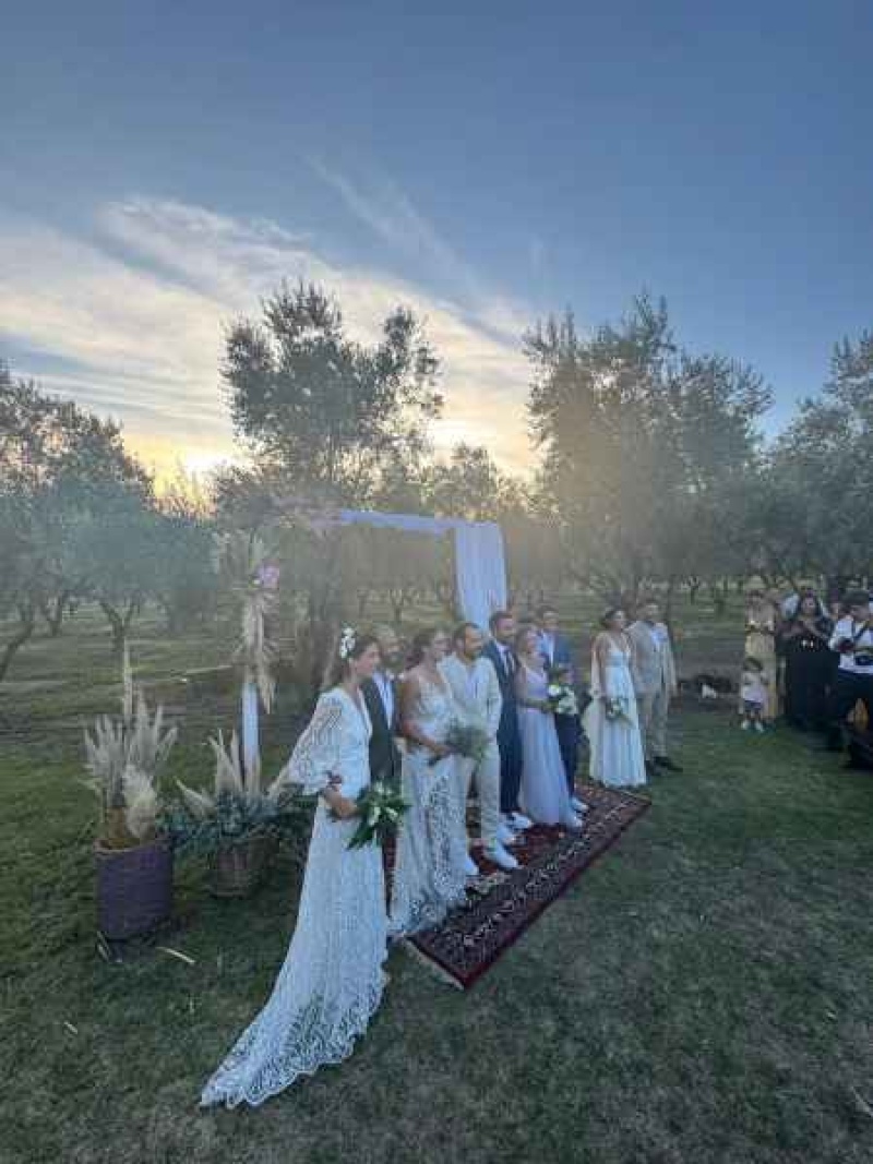 Las parejas esperando para dar ”el sí”. (Foto: gentileza Eliana Eguillor)