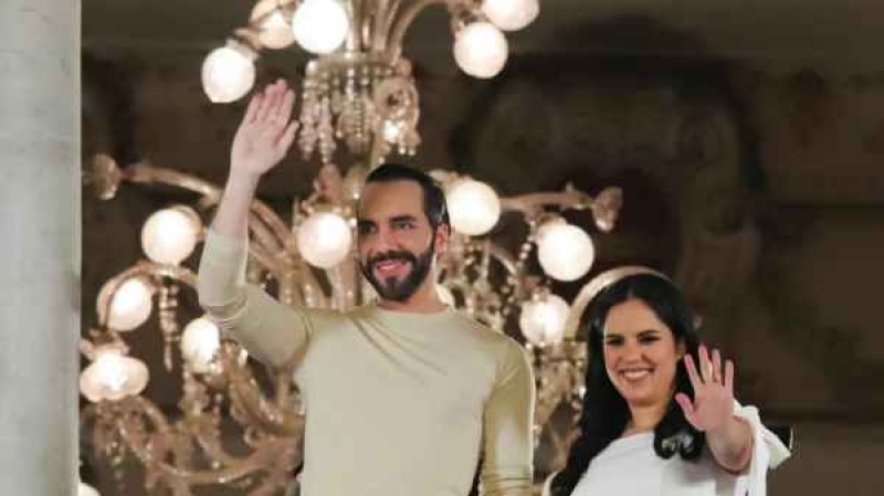 Nayib Bukele y su esposa, Gabriela Rodríguez (Foto: AP)