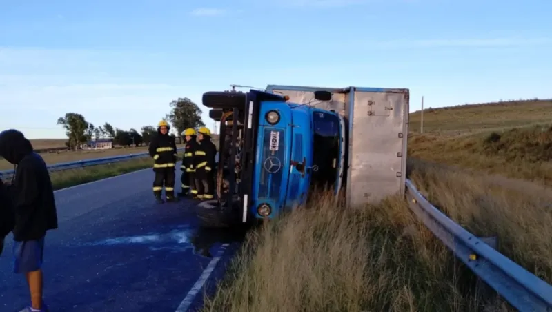 Chocaron dos camiones en la ruta 33 y otro volcó en la 51