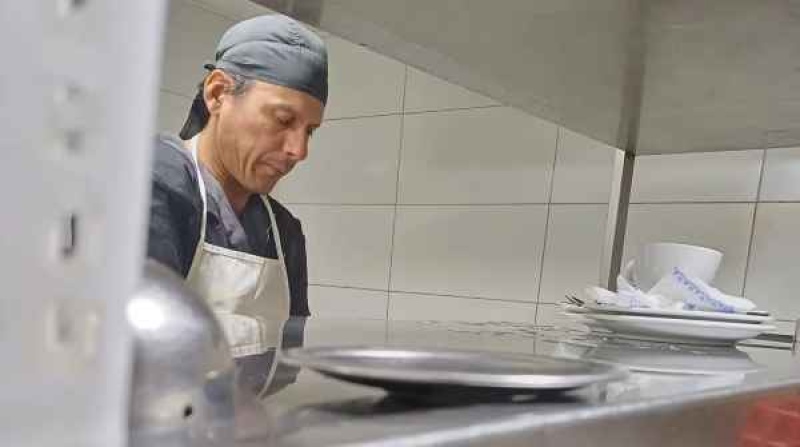 Carlos tiene 45 años, llegó a Buenos Aires desde Chaco hace un tiempo y se quedó en la calle. Hoy, consiguió trabajo en un café y sueña con ”salir adelante”. (Foto: Facebook / Sandra Morales)