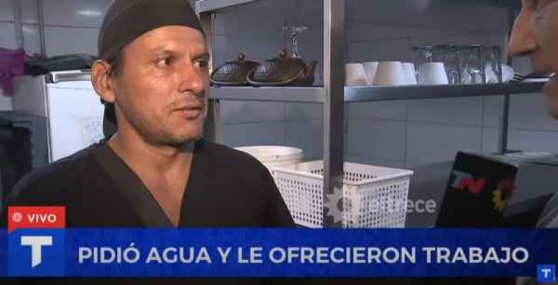 Ahora, Carlos trabaja como bachero en un café cercano al Hospital Fernández. (Foto: Telenoche)