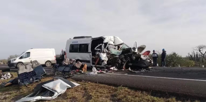 Murieron 6 y 4 nenes: una combi perdió el control en la ruta, chocó contra un camión y desató la sangrienta tragedia