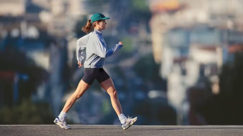 Científicos de China y Suecia investigaron si había alguna relación entre la cantidad de tiempo que las personas pasan al aire libre y el riesgo de tener enfermedad cardiovascular (Getty)