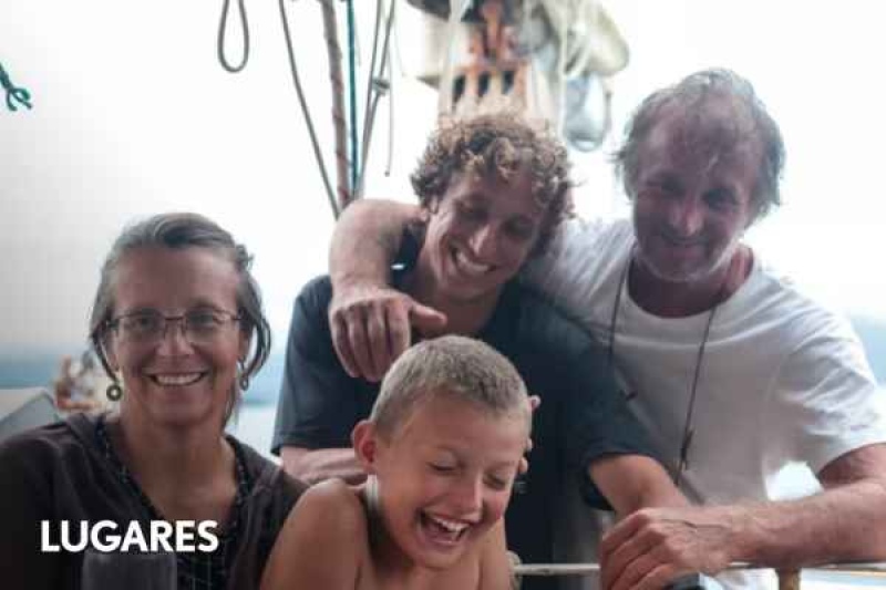 La vida a bordo de la Goleta Gringo: Débora y Fernando, junto a dos de sus hijos, Juan y Aquiles.