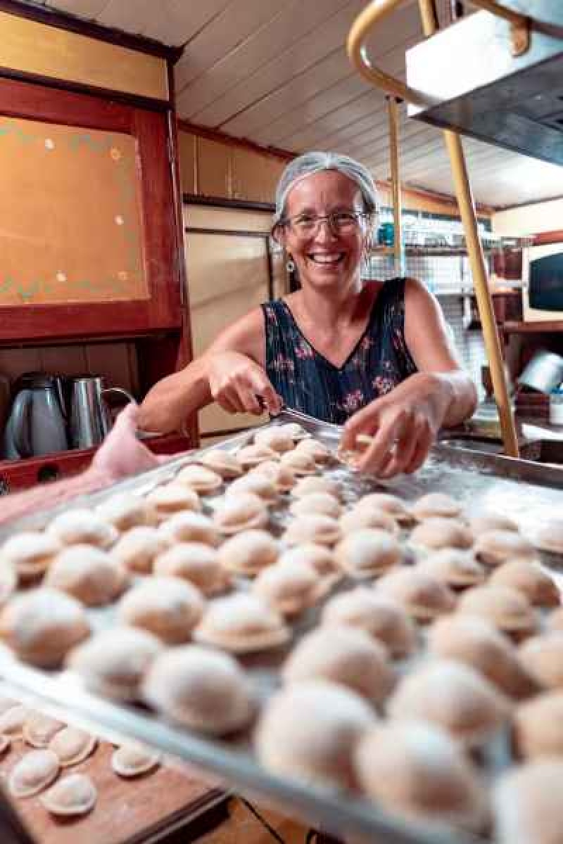 Bárbara, pareja de Fernando, cocinando unos sorrentinos.adamo mello