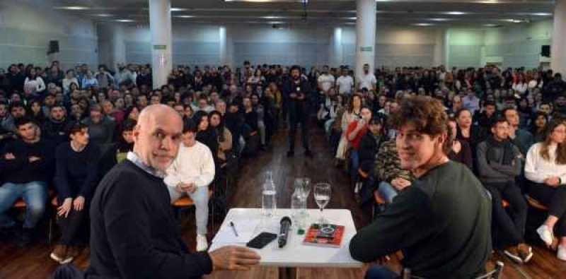 Horacio Rodríguez Larreta y Martín Lousteau, en una charla con estudiantes, graduados y docentes de la UBA. Hicieron campaña juntos.