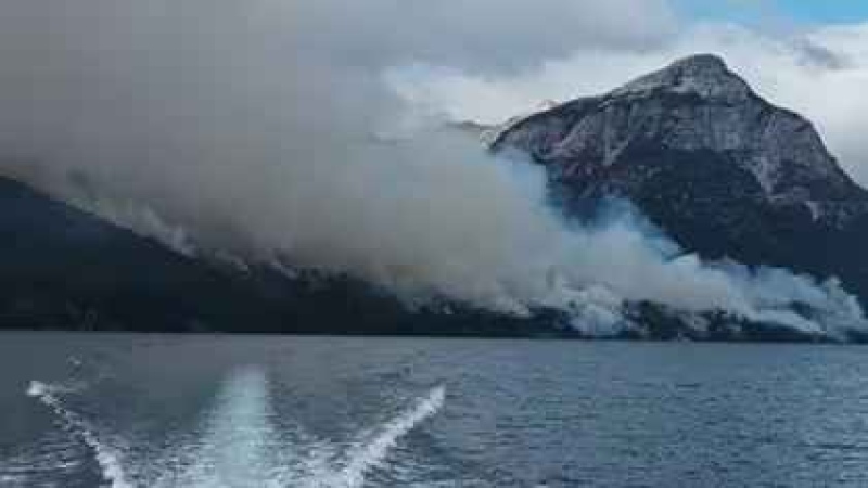  La densa cortina de humo cubrió a la ciudad de San Carlos de Bariloche.