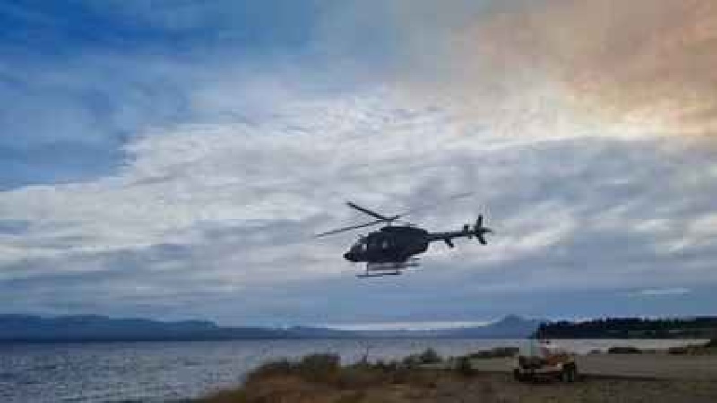  Un helicóptero con helibalde ya trabaja en la zona del Parque Nacional Nahuel Huapí afectada por el incendio forestal.