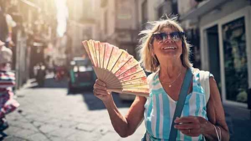  En días con altas temperaturas, es recomendable usar ropa clara y holgada (Getty)