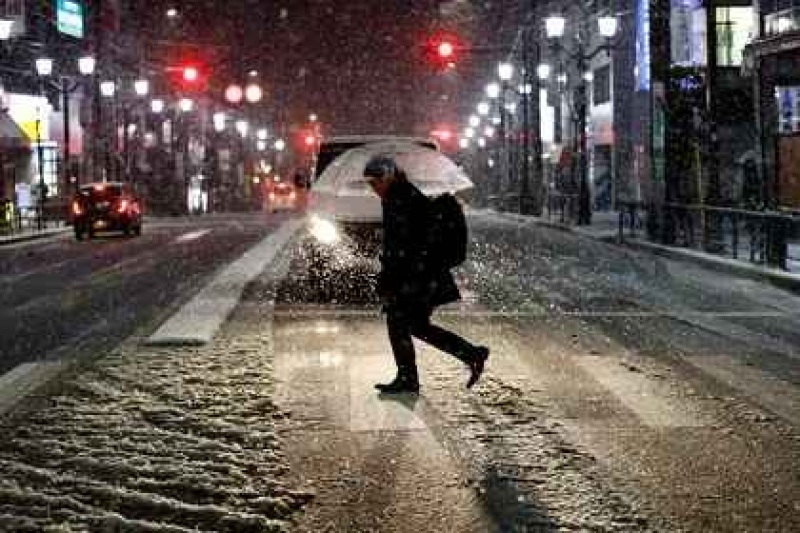  Un hombre camina por la calle nevada mientras cae la nieve en Tokio, Japón 5 de febrero de 2024. REUTERS/Issei KatoREUTERS