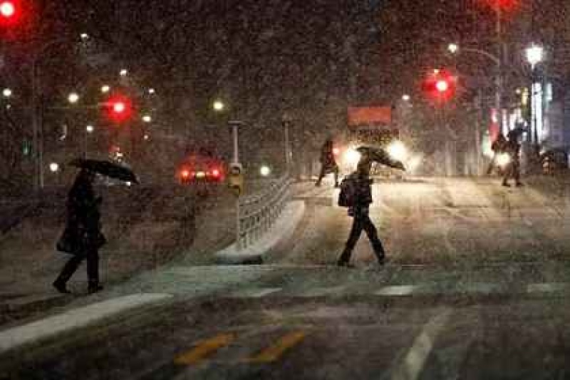  Transeúntes caminan por la calle nevada mientras cae la nieve en Tokio, Japón 5 de febrero de 2024. REUTERS/Issei KatoREUTERS