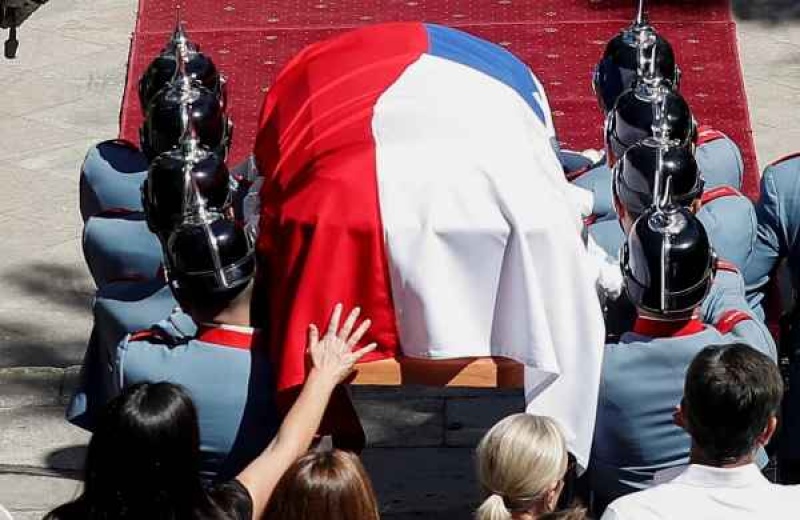 Los hijos de Piñera acompañan el ataúd del expresidente durante su funeral de Estado. (Foto: REUTERS/Rodrigo Garrido).Por: REUTERS