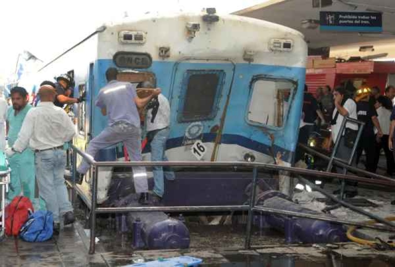 Una formación de la línea Sarmiento no logró frenar cuando llegaba a la cabecera de Once. (Foto: Leonardo Zavattaro/Télam)