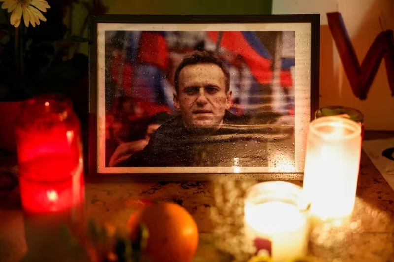  Velas arden mientras la gente asiste a una vigilia tras la muerte del líder opositor ruso Alexei Navalny, en el Trocadero cerca de la Torre Eiffel en París, Francia, 19 de febrero de 2024. REUTERS/Benoit Tessier/Archivo