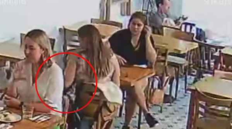 Así roban en un bar de Palermo: en una sola maniobra, le sacó el celular a una mujer que tomaba un café. (Foto: TN)