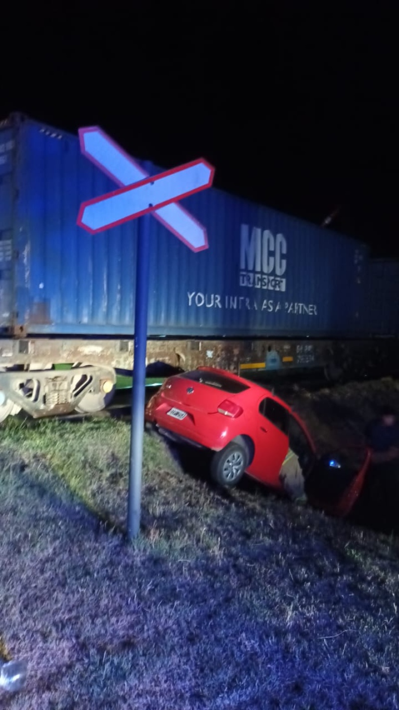 En Saldungaray un automovilista colisionó con un vagón de un tren de cargas