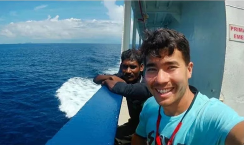  John Allen Chau sobornó a distintos navegantes para que lo acercaran a Sentinel del Norte pese a la prohibición india. Lo pagó con su vida