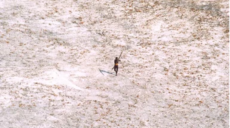  La isla sigue siendo una peligrosa tentación para los aventureros. Pero sus habitantes continúan con su deseo de permanecer aislados. Y a pesar que ni ellos ni quienes se aproximan conocen la lengua del otro, se hacen entender (REUTERS/Indian Coast Guard