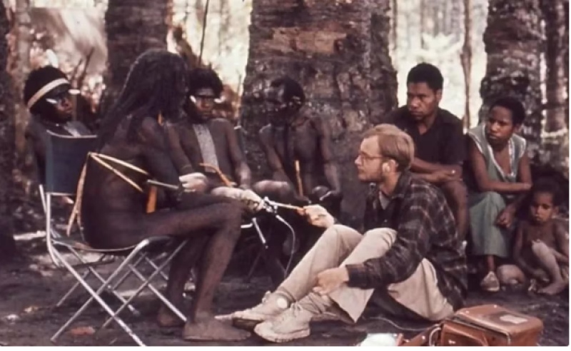  Michael Rockefeller se aventuró a conocer a los Asmat, un pueblo belicoso de la misma región que Sentinel del Norte. Fue devorado por ellos