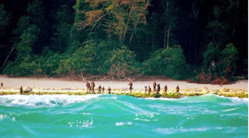  La isla Sentinel del Norte está rodeada por un arrecife y tiene una sola playa. Un grupo de aborígenes en la costa