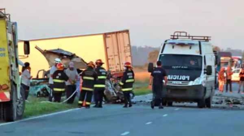 Tragedia en Necochea: dos mujeres iban de vacaciones a la playa y murieron en un choque frontal con un camión