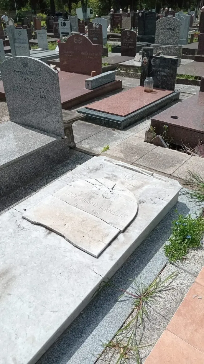 Vandalismo: profanan las tumbas de Carlos Menem y su hijo en el Cementerio Islámico