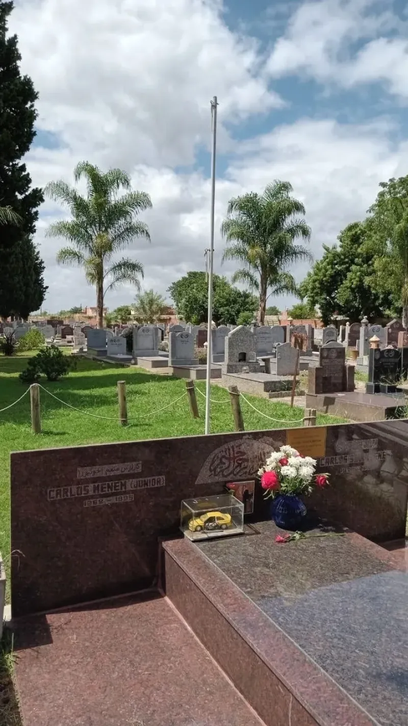 Vandalismo: profanan las tumbas de Carlos Menem y su hijo en el Cementerio Islámico