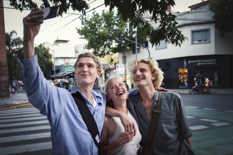 Balder Prujit (Países Bajos), Chloe Tapping (Inglaterra) y Dimitri Kales (Países Bajos) en Palermo.