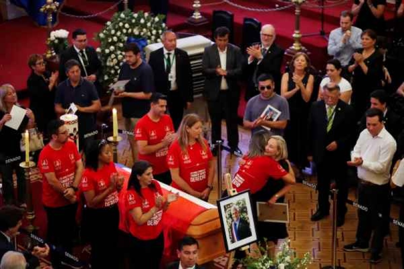 La ex primera dama, Cecilia Morel recibe las condolencias en el antiguo Congreso de Santiago (Foto: REUTERS/Rodrigo Garrido)Por: REUTERS