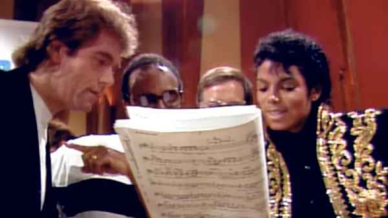  Huey Lewis consiguió una parte solista gracias a la ausencia de Prince. Estaba nervioso porque le tocaba cantar después de Michael Jackson