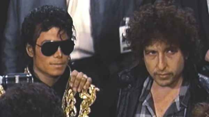  Michael Jackson fue uno de los compositores de la canción. Aquí junto a Bob Dylan quien no la pasó bien esa noche y tuvo muchas dificultades para grabar su parte (Netflix via AP)