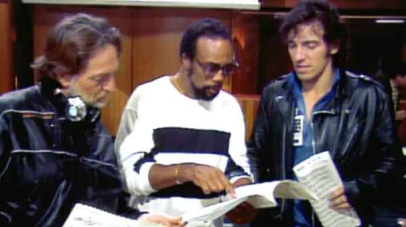  Willie Nelson, Quincy Jones y Bruce Springsteen trabajan en una de las partes de la canción. Hubo representantes del rock, el country, el pop y el soul (Netflix via AP)