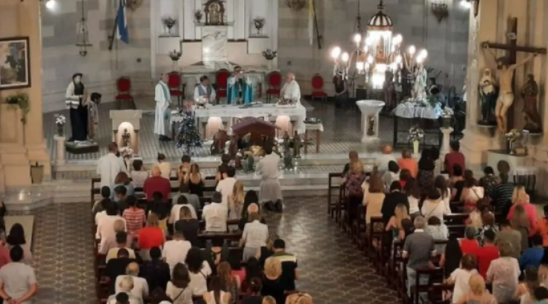 El bebé fue hallado por las personas que se encontraban en la iglesia