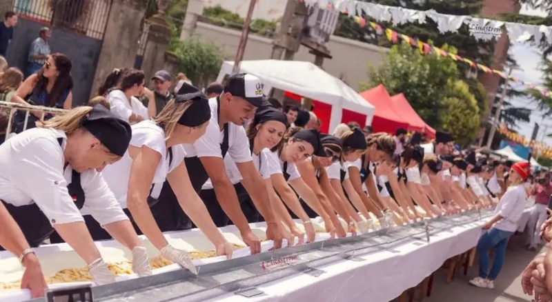 En la octava edición de la Strudel Fest se estableció un récord al elaborar un strudel de 66 metros. Foto: Instagram @lindstromesteban