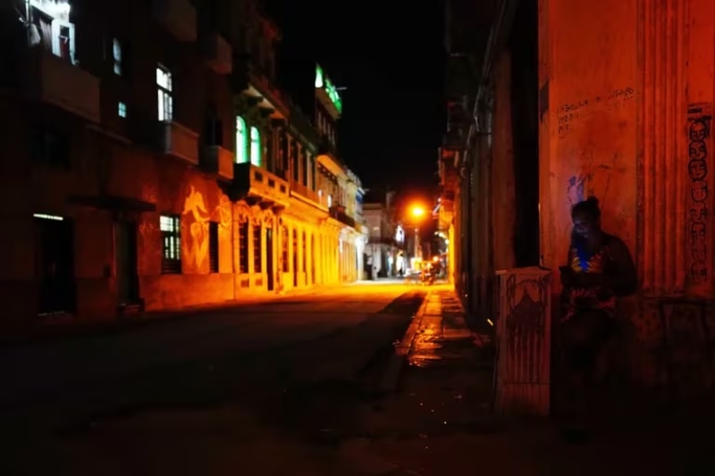  Cubanos salen a la calle a protestas después de largos apagones en la isla (REUTERS/Alexandre Meneghini)