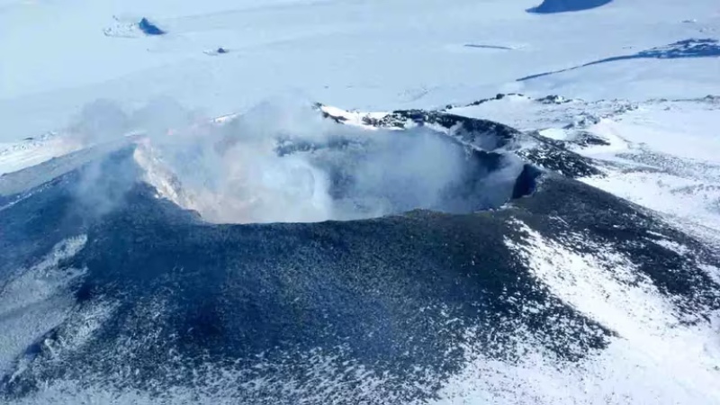  “Nuestra impresión es que estalló al chocar con el volcán. No encontramos sobrevivientes”, dijeron los primeros rescatistas que investigaron el lugar del accidente