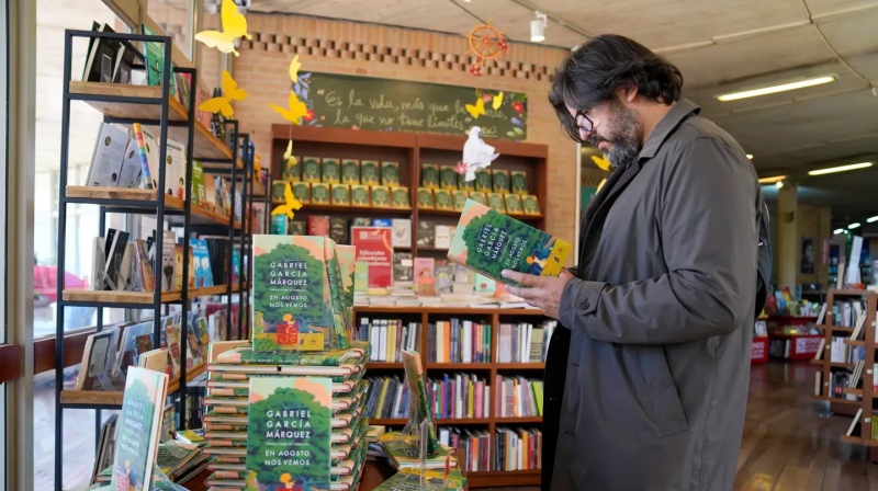 Un cliente lee un ejemplar de ”En agosto nos vemos”, la novela póstuma del autor colombiano y Premio Nobel de Literatura Gabriel García Márquez en la librería del Centro Cultural Gabriel García Márquez en Bogotá, Colombia, el miércoles 6 de marzo de 2024.