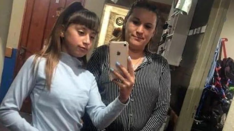 Alma, la nena de 11 años asesinada, junto a su mamá. (Foto: gentileza El Día).