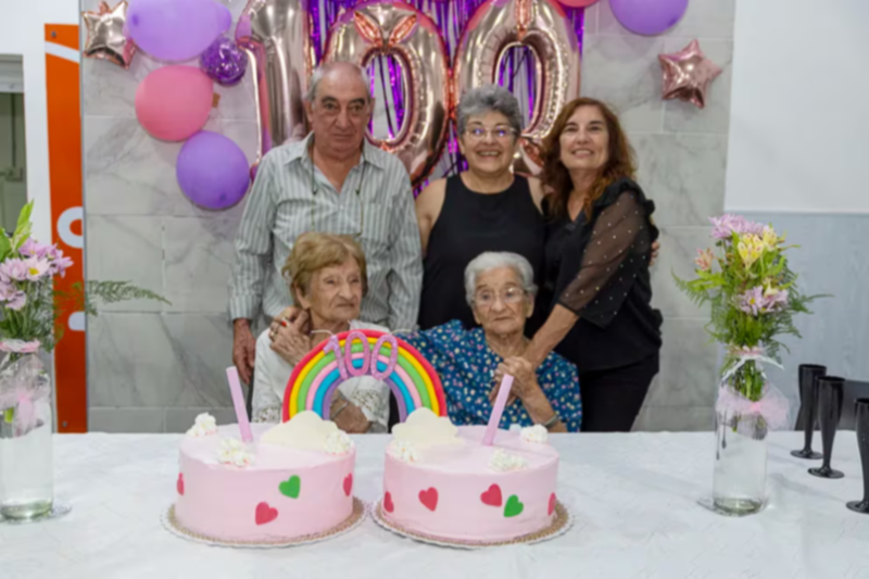 Las mellizas que cumplieron 100 años y todo el pueblo lo festejó con una caravana de autos