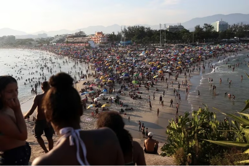  La playa Macumba de Río de Janeiro, repleta de gente este domingo 17 de marzo por la tarde (REUTERS/Pilar Olivares)