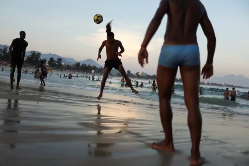  El tradicional fútbol de playa, al caer el Sol sobre Río (REUTERS/Pilar Olivares)