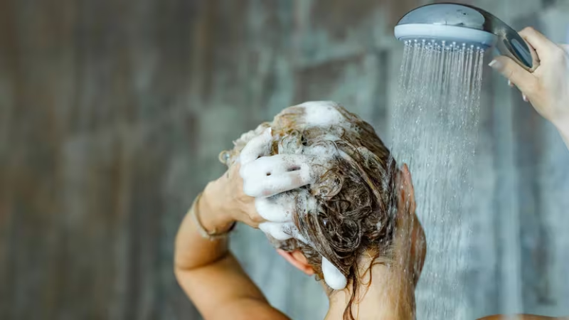 Ubicar la causa de la alopecia ayuda a encontrar un tratamiento que pueda evitar la calvicie y ayudar a las mujeres a que vuelva a crecer el cabello. El tratamiento ofrece mejores resultados si se inicia al primer signo de caída del cabello (Getty Images)