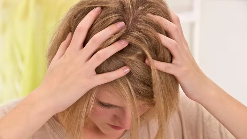  Un estudio del 2022 publicado en la revista Menopause encontró que el 52% de las mujeres posmenopáusicas tenían adelgazamiento del cabello o pérdida del cabello (Getty Images)