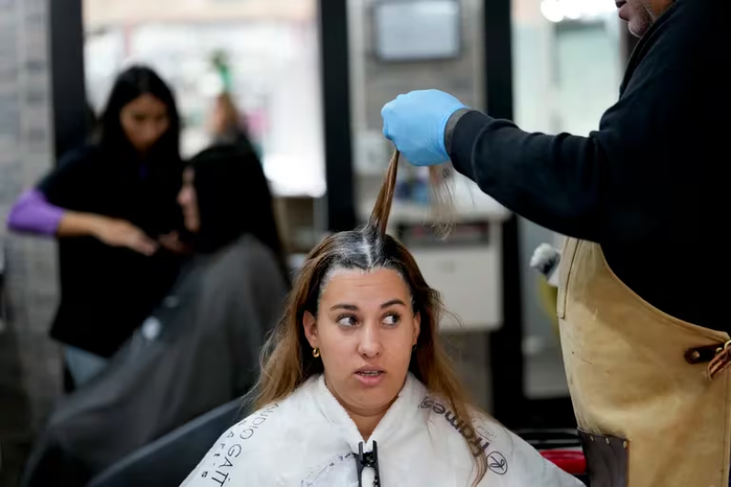  El tipo de trato que recibe el cabello puede afectar la caída de este. Si los comportamientos dañinos no cesan, la pérdida se puede volver permanente (AP Foto/Natacha Pisarenko)