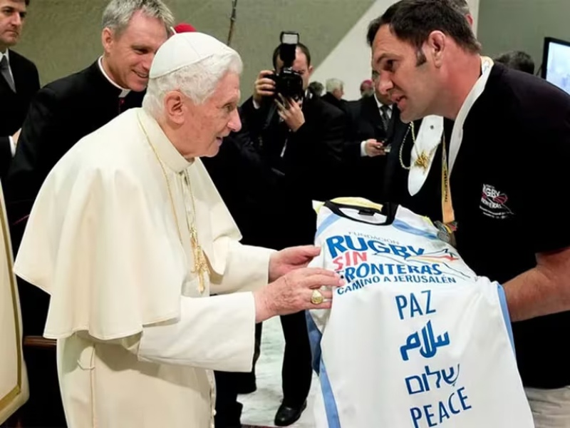  En 2012, luego de organizar en Jerusalén el encuentro internacional por la paz, con un partido de rugby entre israelíes y palestinos, fue recibido por el papa Benedicto XVI (Rugby Sin Fronteras)